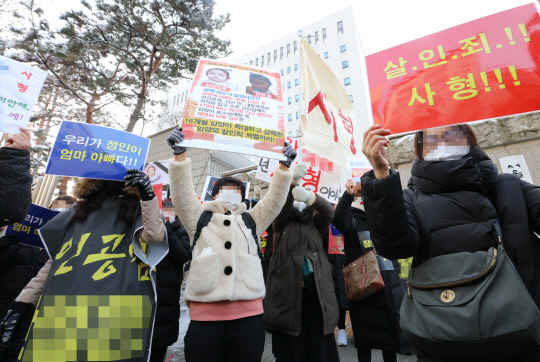 '정인이 사건' 양부모 첫 공판, 계속되는 시위      (서울=연합뉴스) 홍해인 기자 = 16개월 된 입양 딸 정인양을 학대해 숨지게 한 혐의를 받고 있는 양부모에 대한 첫 공판이 열린 13일 서울 양천구 남부지방법원 앞에서 시민들이 시위를 벌이고 있다. 2021.1.13      hihong@yna.co.kr  (끝)